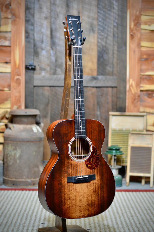 Eastman E1OM-CLA All Solid Sitka/Sapele Classic Finish