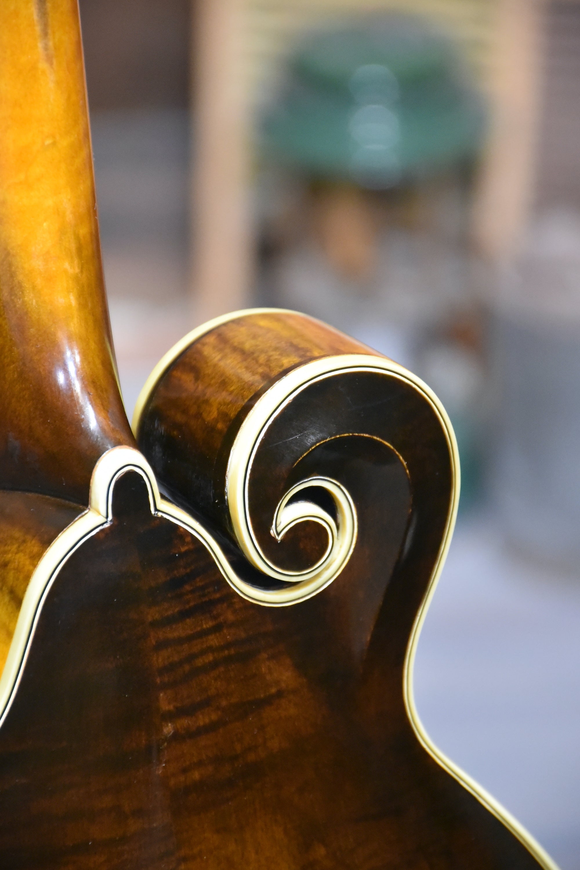 Pre-Owned 1924 Gibson Lloyd Loar Mandolin With Case