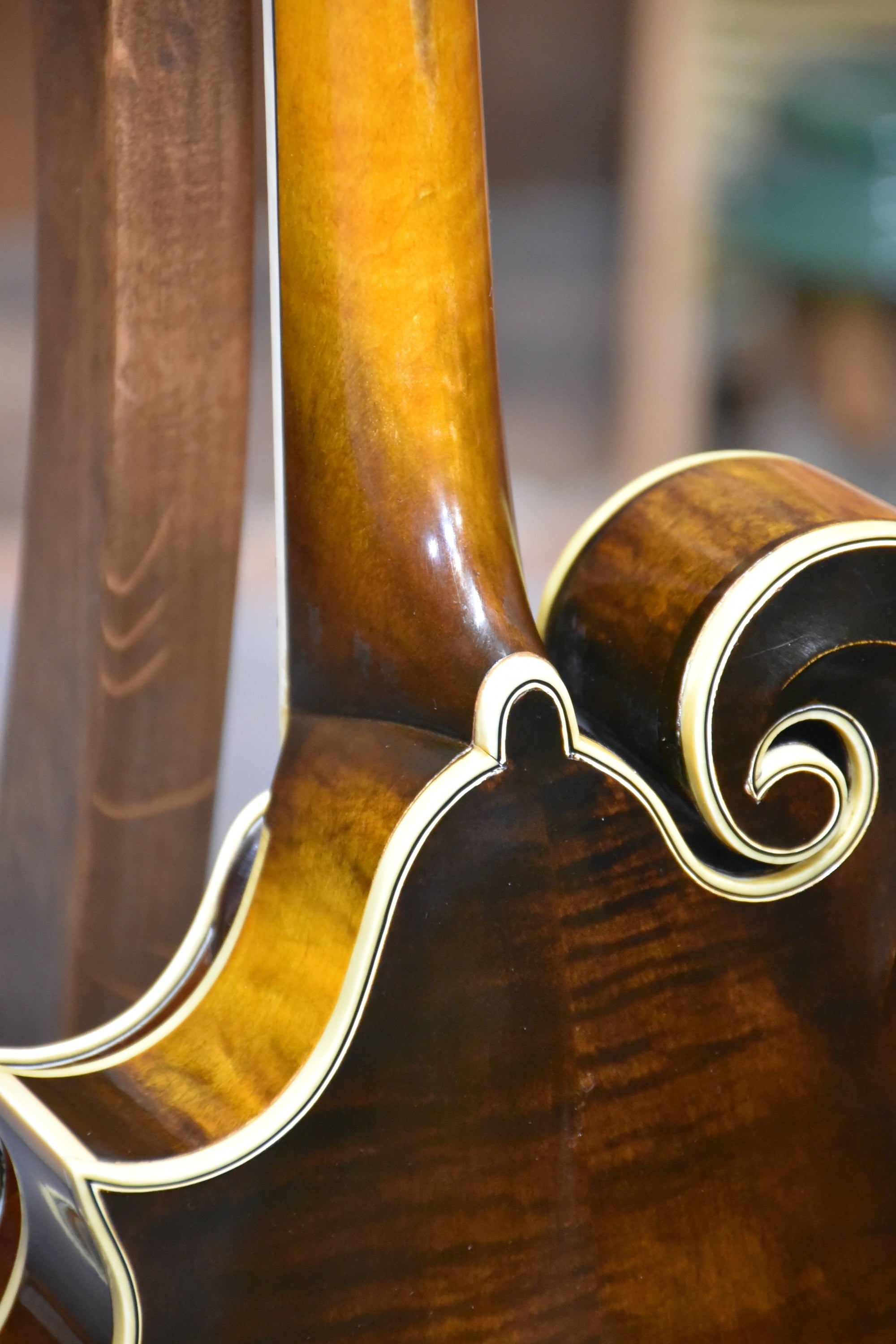 Pre-Owned 1924 Gibson Lloyd Loar Mandolin With Case