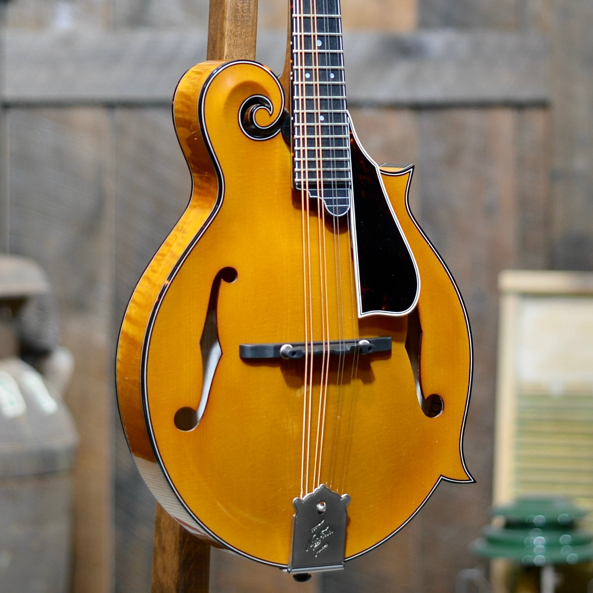 Northfield Artist Series Premium F-Style Honey Wide-Nut One Piece Back Mandolin With Case