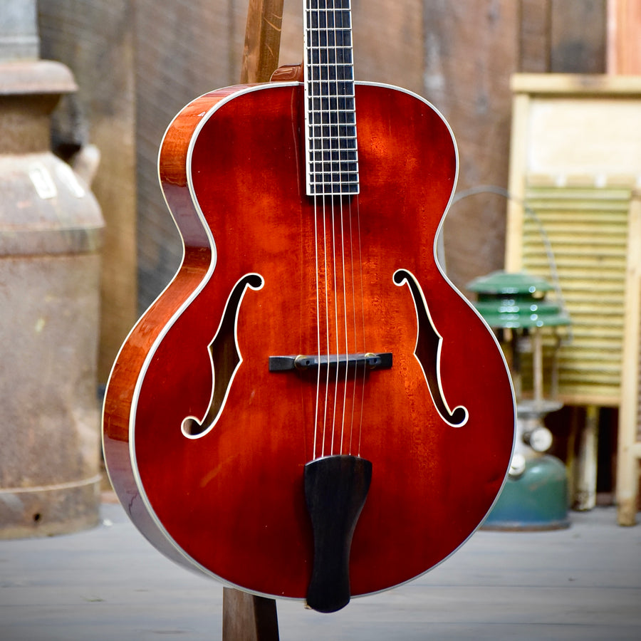 Eastman AR610 Solid Carved Spruce/Mahogany Archtop Guitar With Case