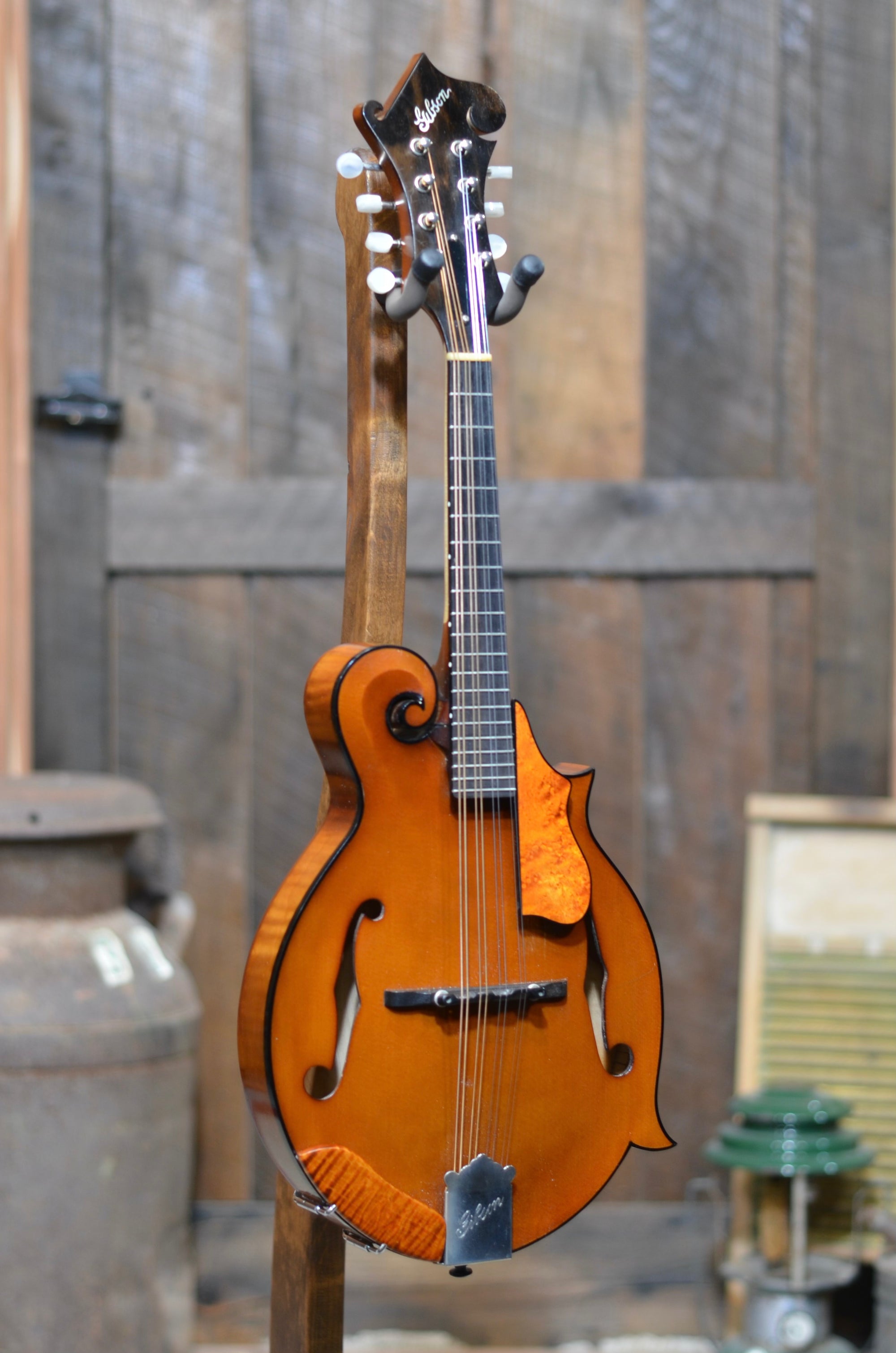 Pre-Owned Gibson Master Model F9 F-Style Mandolin With Case