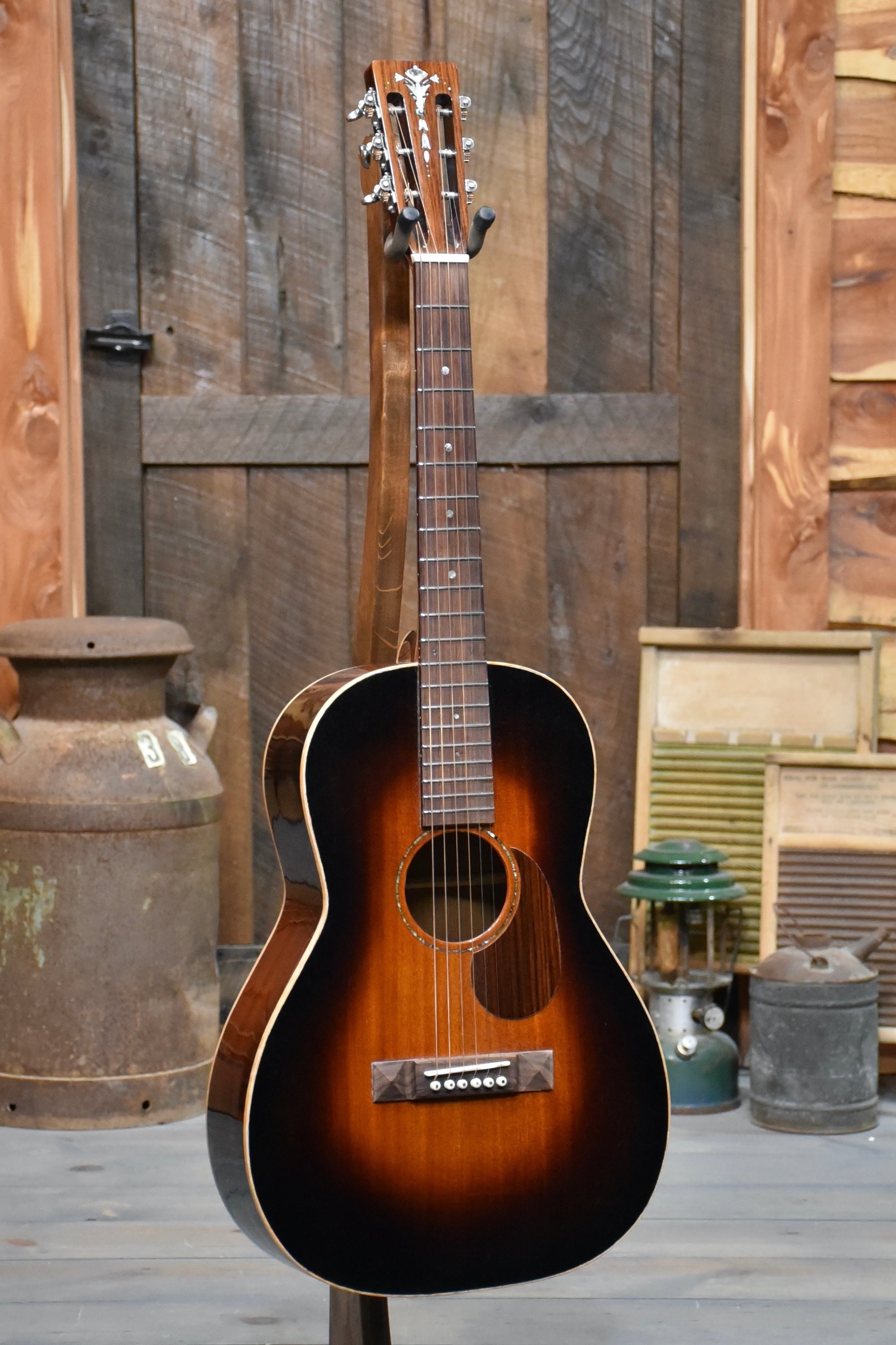 Pre-Owned Hinde 00 Size Guitar With Case