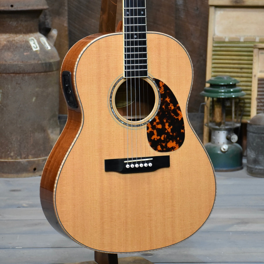 Pre-Owned Larivee L-O5 Dreadnought Acoustic Guitar With Case