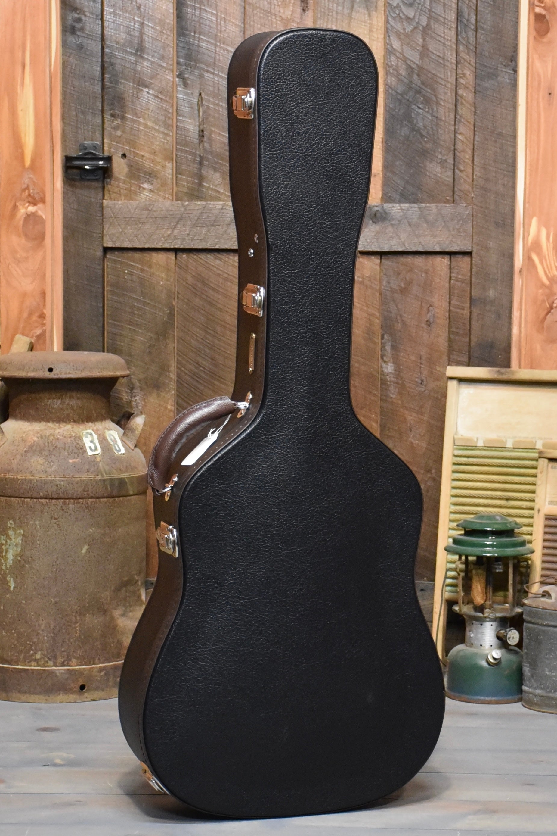 Santa Cruz Vintage Jumbo Model Slope Shoulder Dreadnought Guitar With Case