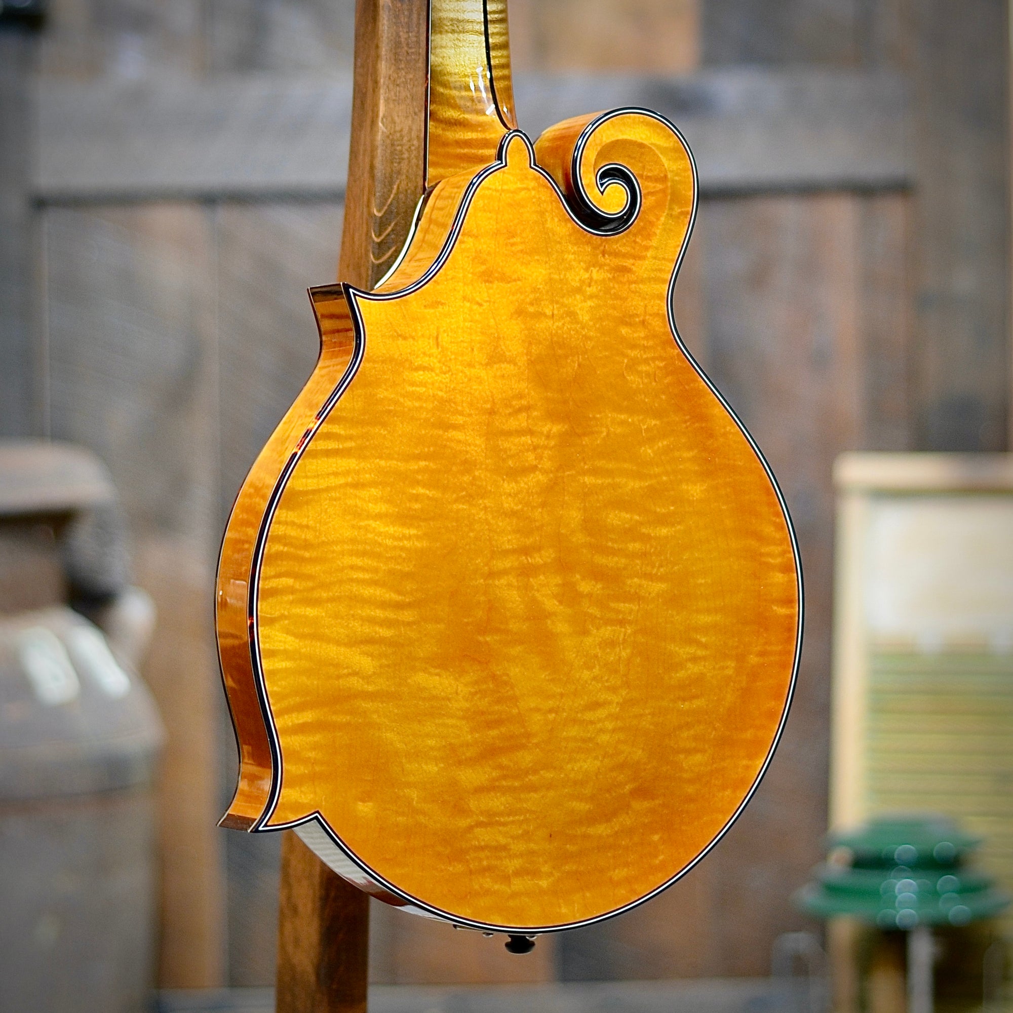 Northfield Artist Series Premium F-Style Honey Wide-Nut One Piece Back Mandolin With Case