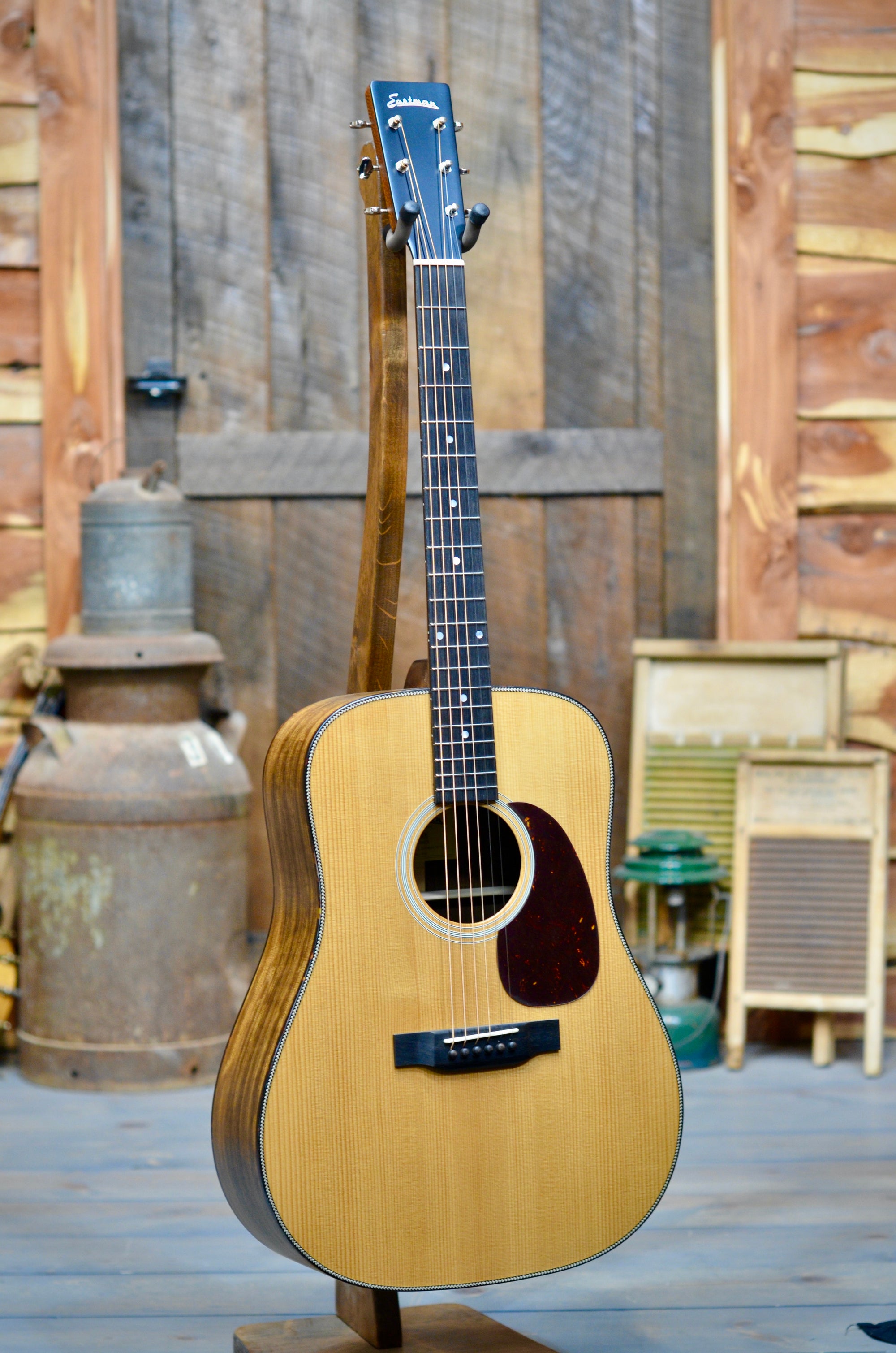 Eastman E3DE Dreadnought Acoustic/Electric Guitar With Case